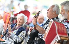Sommerfest Das Foto zeigt eine Gruppe die musiziert.