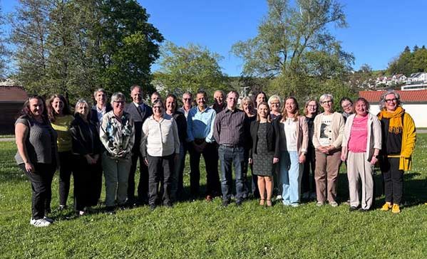 Jubilarfeier Eine Personengruppe aufgestellt zu einem Gruppenfoto in einer Wiese.