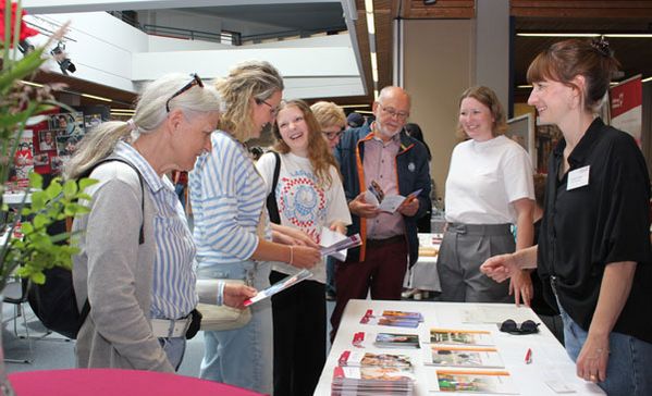 BBW OPen Mehrere Personen unterhalten sich an einem Tisch.