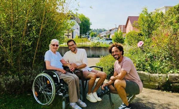 Der Fotograf Luis Tamayo (rechts) fotografierte im Haus St. Iris.