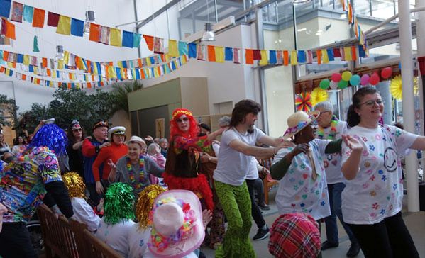 Das Foto zeigt die Polonaise durchs Franziskuszentrum