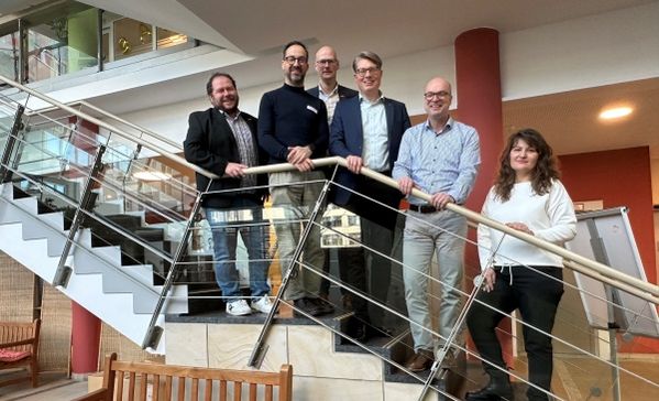 Das Bild zeigt 6 Personen auf einer Treppe im Franziskuszentrum