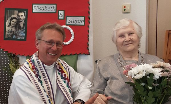 Das Foto zeigt den Pfarrer und Elisabeth Feltmann.