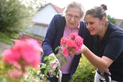 Das Foto zeigt zwei Frauen im Garten.