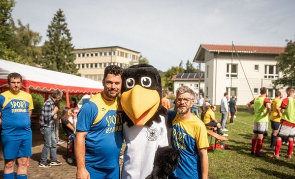 Inklusives Turnier um den „Klaus-Kinkel-Pokal“ mit DFB-Maskottchen Paule am 11. Juli in Liebenau Das Bild zeigt Spieler des FC Rosenharz mit dem Maskottchen Paule