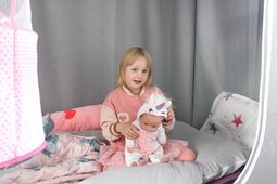 Hilfen für Familien Das Foto zeigt ein Kind mit einer Puppe.
