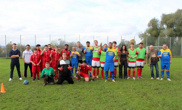 Gruppenbild des Fußballtrainings mit Ex-Profifußballer