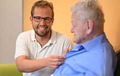 Karrierestart Zwei Männer sitzen auf einem Sofa.