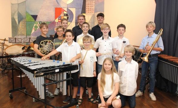 13 Kinder und Jugendliche der Musikschule Meckenbeuren gaben ein Konzert in Liebenau