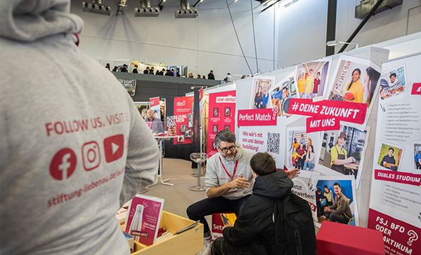 Das Foto zeigt den Messestand.