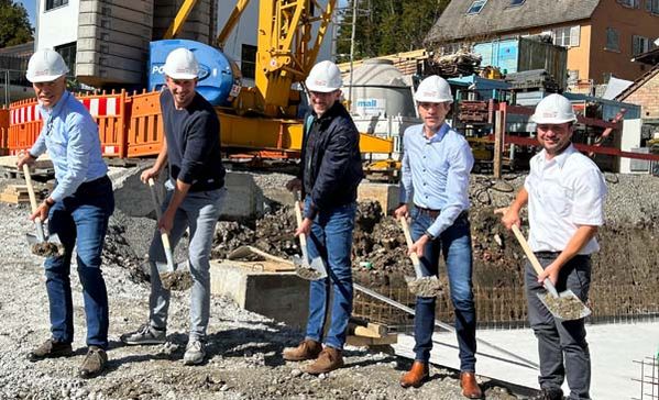 Das Foto zeigt die verantwortlichen Personen beim Spatenstich auf der Baustelle