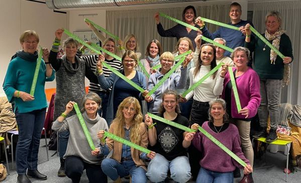 Tag der Kinderhospizarbeit Eine Menschengruppe lacht in die Kamera