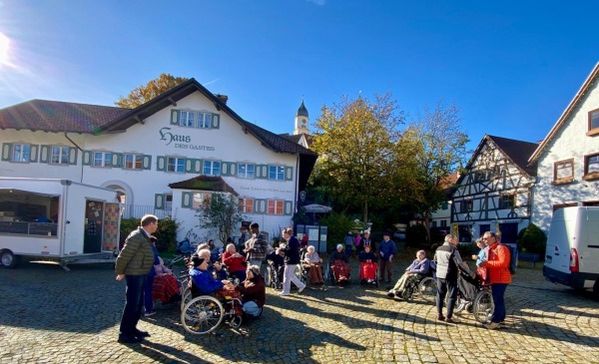 Das Bild zeigt Bewohner des Hauses St. Dominikus auf dem Marktplatz von Bad Grönenbach.