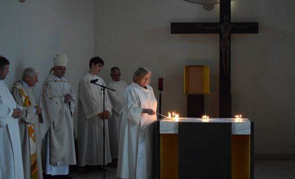 Manuela Gerster vom Pastoralen Dienst entzündet Weihrauch 