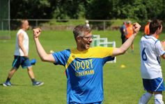 Klaus-Kinkel-Pokal Ein Mann in einem Fußballtrikot jubelt.