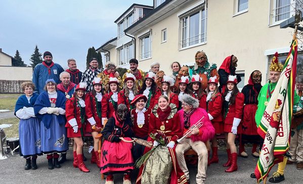 Gruppenbild vor dem Haus der Pflege St. Vinzenz Pallotti