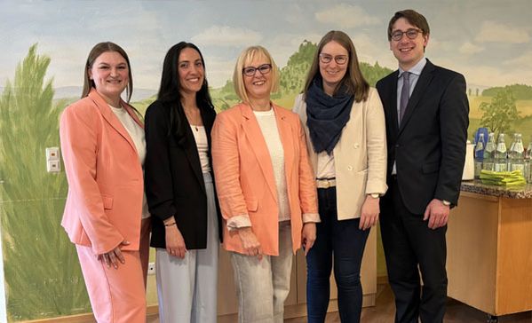 Verabschiedung Ein Gruppenbild mit fünf Personen.