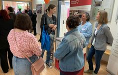 Tag der offenen Tür Mehrere Personen unterhalten sich in einem Foyer.