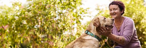 Frau, die einen Hund streichelt