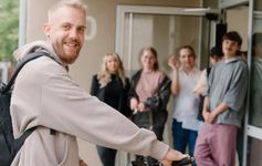 Team in Geislingen Ein Mann schaut in die Kamera und einige Personen sind im Hintergrund.