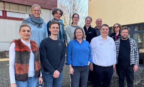 Auszeichnung mit Qualitätssiegel Ein Gruppenfoto mit vielen Personen.