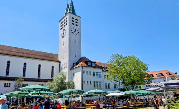 Liebenauer Sommerfest Ein Fest mit vielen Menschen, draußen vor einer Kirche.