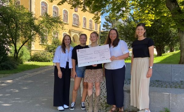 Freude bei der Spendenübergabe (v. l.): Charlotte Müller, Lena Pietzschke und Greta Grillé von der Katholischen jungen Gemeinde Frickingen überreichten ihre Spende an Gertrud Leyh vom Familienüberstützenden Dienst und Romina Schöniger vom Fundraising der Stiftung Liebenau. 