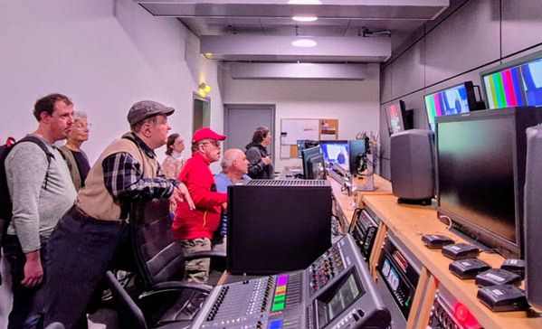 Besuch bei regio TV Einige Personen schauen im Aufnahmestudio auf Bildschirme.