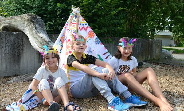 Das Foto zeigt Kinder in der Ferienbetreuung.