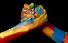 ethik-veranstaltungsreihe: digitale stunden das bild zeigt zwei in farbe getauchte hände, die sich halten