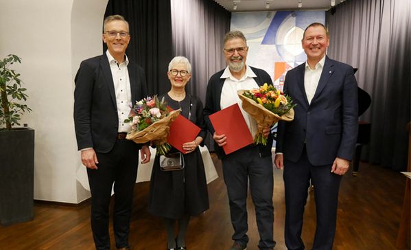 Das Foto zeigt die Ehrenzeichenträgerin Dr. Dorothea Ehrmann, den Ehrenzeichenträger Franz Völk und die Vorstände.