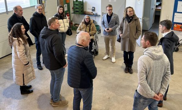 Austausch über Arbeits- und Ausbildungsmöglichkeiten Mehrere Menschen stehen in einem Kreis und unterhalten sich