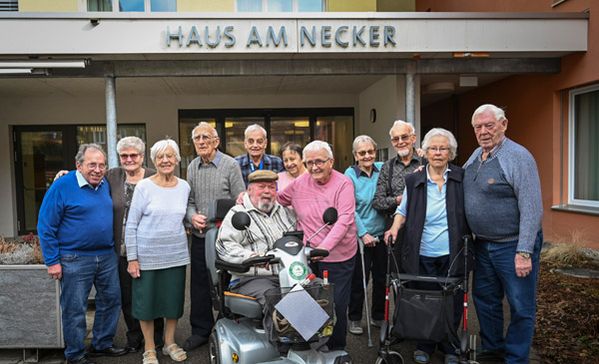 Das Foto zeigt Bewohnerinnen und Bewohner des Seniorenheim Liebenau im Neckertal.