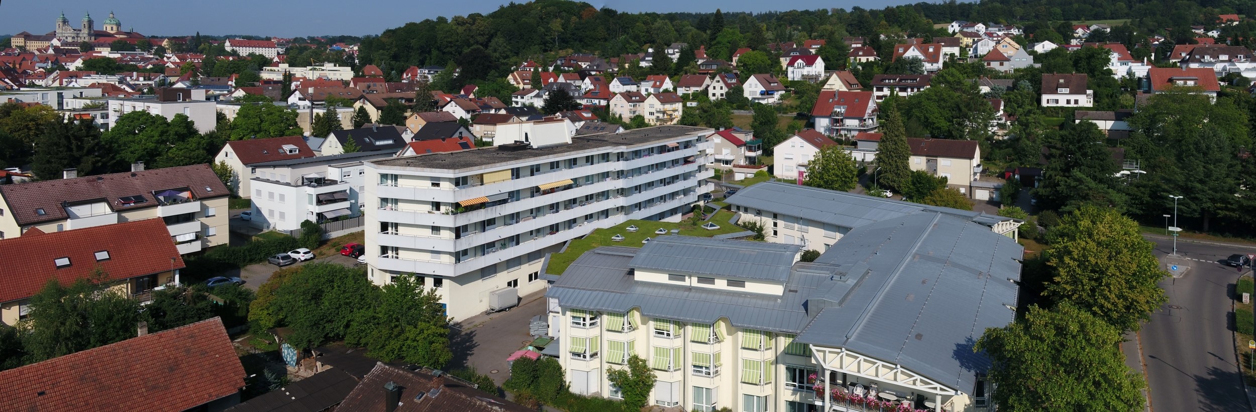 Das Bild zeigt eine Drohnenansicht des Adolf-Gröber-Hauses