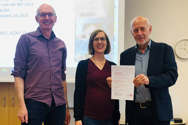 Übergabe des Zertifikats Übergabe des Zertifikats