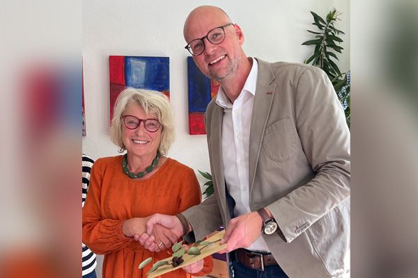 Herr Grunewald sagt Danke Frau Dietmann und Herr Grunewald bei der Geschenkübergabe.