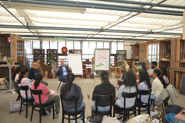 Besuch aus Vorarlberg Fachkräfte sitzend im Stuhlkreis