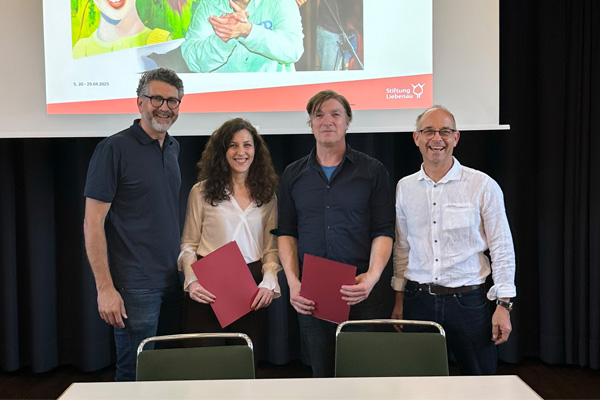 Bildungspartnerschaft Das Foto zeigt Nils Pasternak und Isabel Locher, sowie Norbert Müller und Klaus Spatzier