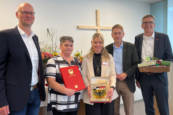 Einweihung St. Sophia Gruppenbild und Präsente bei der Einweihung