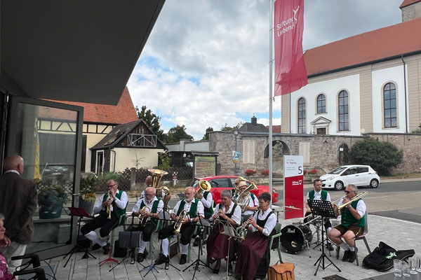 Einweihung St. Sophia Musikanten und Musikantinnen bei der Einweihung