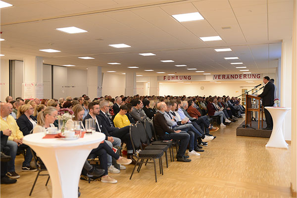 Führungskräftetag Das Foto zeigt einen Vortrag mit vielen Zuhörern und Zuhörerinnen.