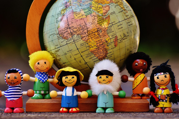 Ferienbetreuung Herbst das bild zeigt einen globus mit spielzeugfiguren davor