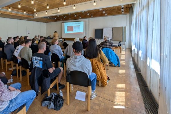Flexteam Das Foto zeigt Personen bei einem Vortrag.