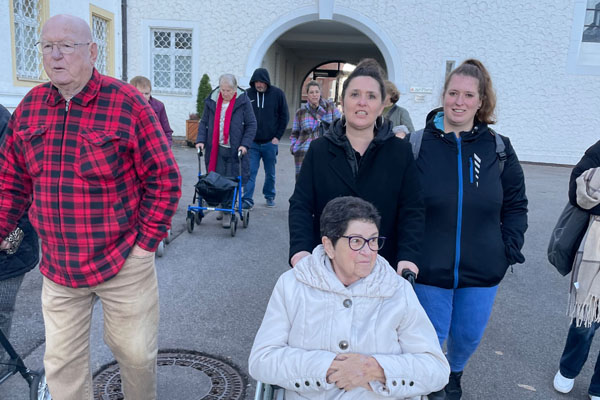 Betreuungsangebote Bewohnerinnen und Bewohnern und Betreuungspersonen bei einem Ausflug