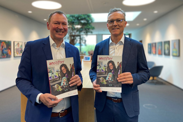 Jahresbericht 2025 neu erschienen. das bild zeigt beide vorstände der stiftung liebenau mit dem neuen jahresbericht in ihren händen.