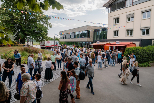 Fest für Mitarbeitende 2025 der Stiftung Liebenau das bild zeigt viele feiernde mitarbeitende auf dem mitarbeiter-fest der stiftung-liebenau
