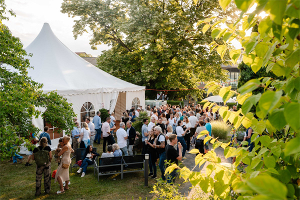 Fest für Mitarbeitende 2025 der Stiftung Liebenau das bild zeigt viele feiernde mitarbeitende im schlossgarten auf dem mitarbeiter-fest der stiftung-liebenau