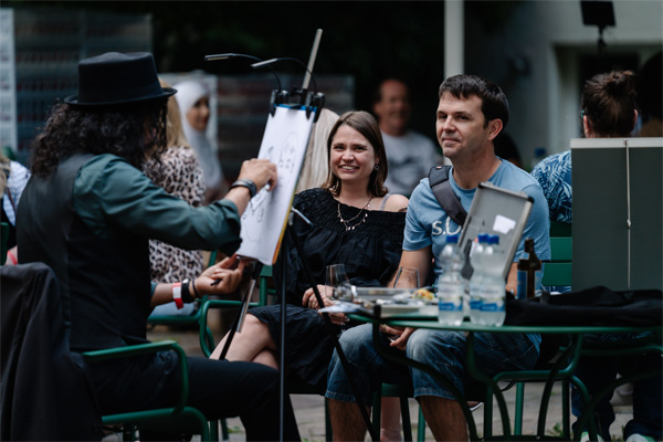 Fest für Mitarbeitende 2025 der Stiftung Liebenau das bild zeigt zwei gäste beim schnellzeichner auf dem mitarbeiter-fest der stiftung-liebenau