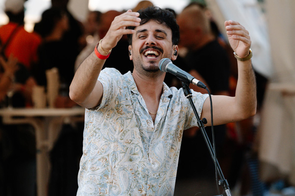 Fest für Mitarbeitende 2025 der Stiftung Liebenau das bild zeigt einen singenden künstler der musikgruppe parallel auf dem mitarbeiter-fest der stiftung-liebenau