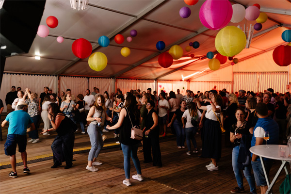Fest für Mitarbeitende 2025 der Stiftung Liebenau das bild zeigt viele tanzende mitarbeitende in einem zelt auf dem mitarbeiter-fest der stiftung-liebenau